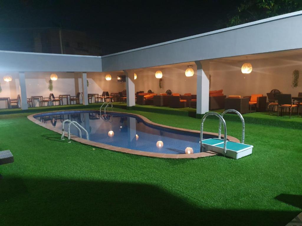 伊凯贾Choice Luxe Lagos的夜间在度假村中心的一个游泳池