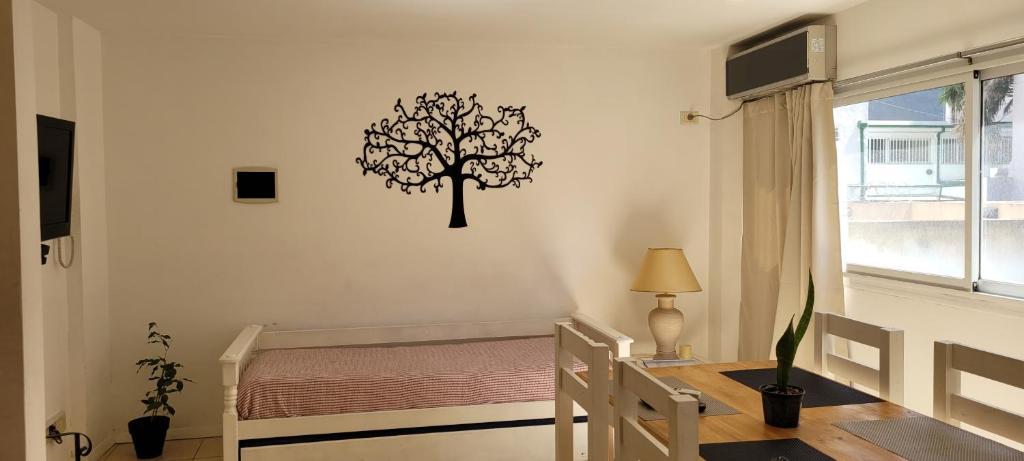 洛马斯-德萨莫拉PASAJE EN EL CENTRO DE LOMAS的卧室的墙上挂着树纹