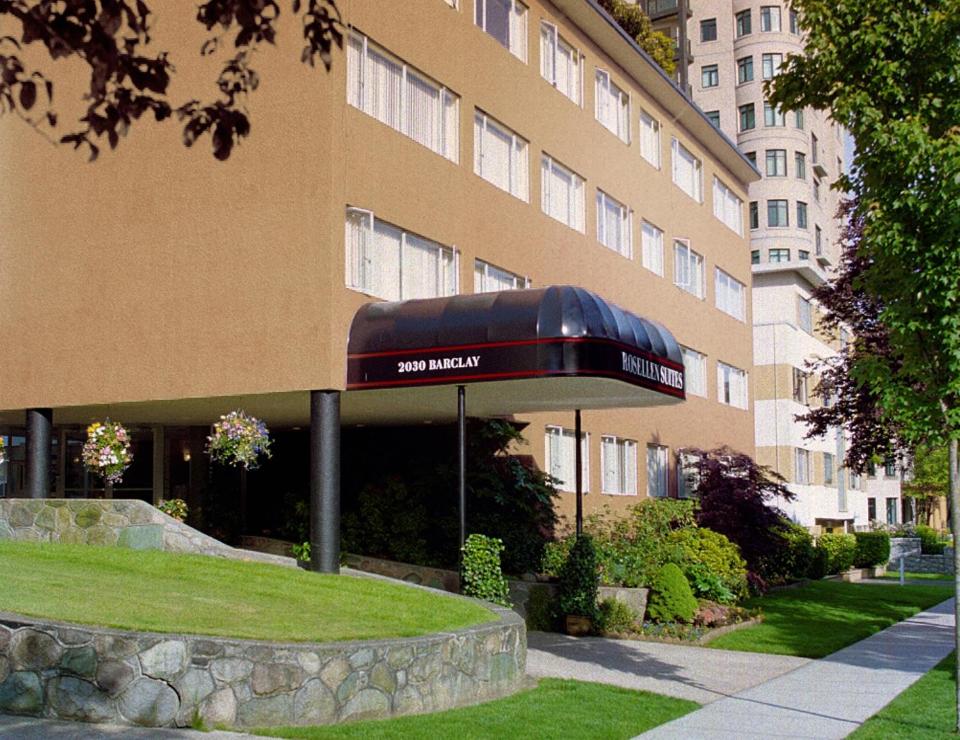 温哥华斯坦利罗斯伦套房酒店的建筑物前有遮阳篷的建筑物