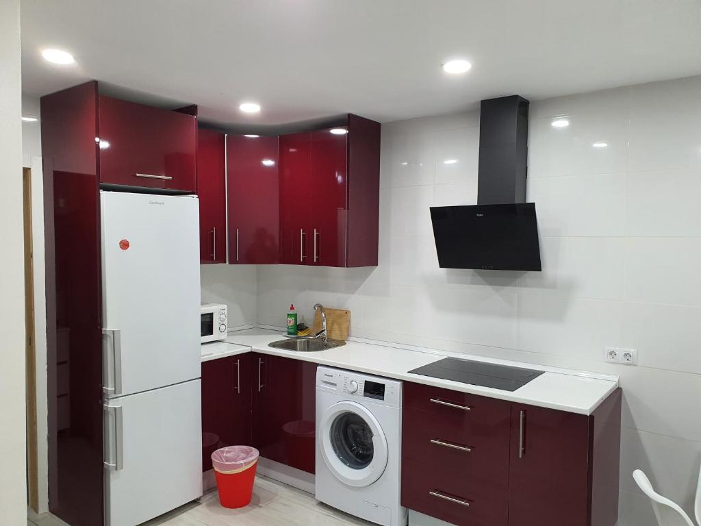 科拉雷侯CASA PARAISO 2的一间带红色橱柜和洗衣机的厨房
