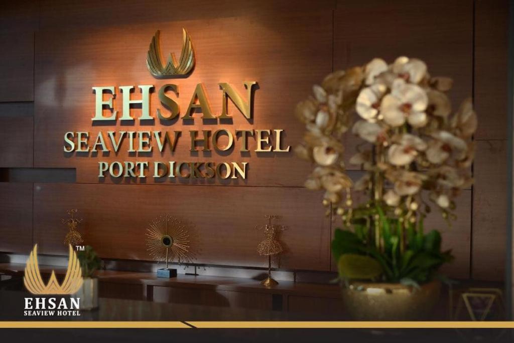 波德申EHSAN SEAVIEW HOTEL PORT DICKSON的花瓶的旅馆标志