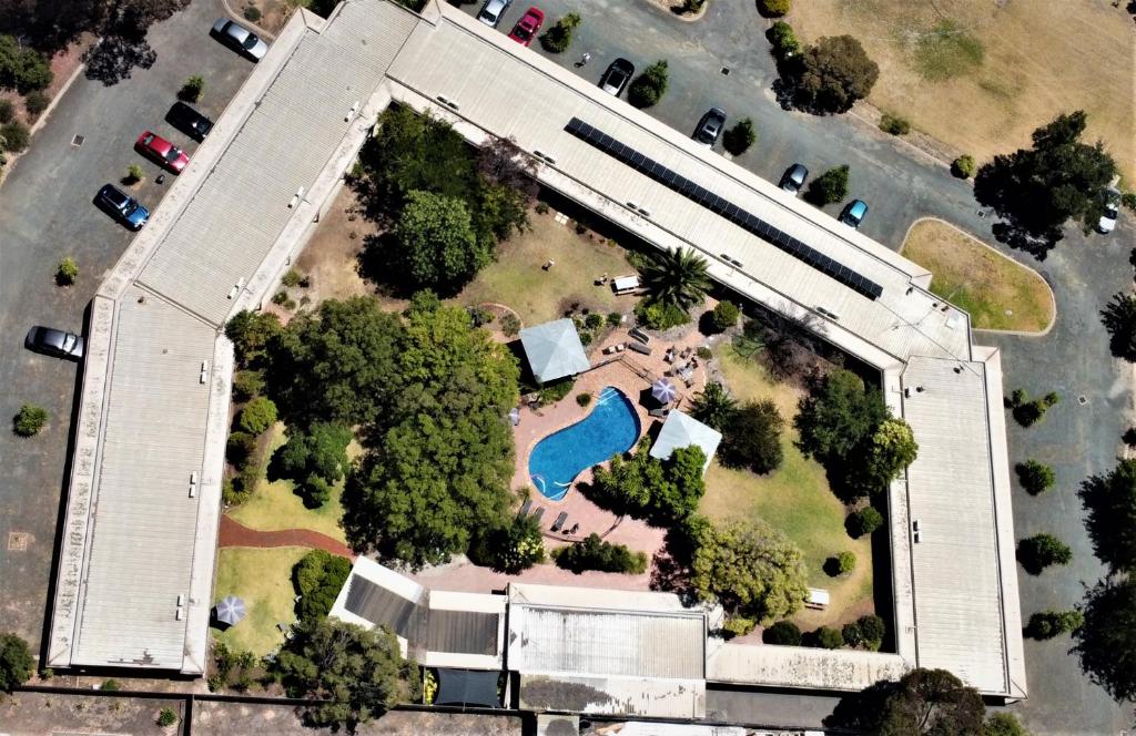 莫阿马River Country Inn的享有带游泳池的大型建筑的空中景致