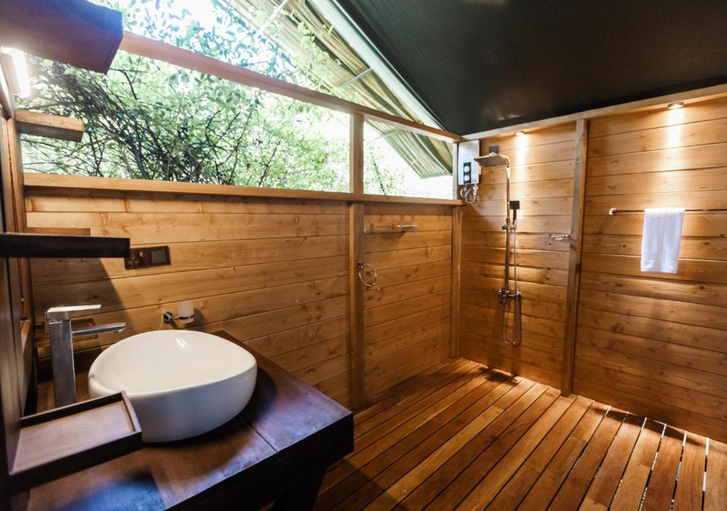 Tribe Yala - Luxury Camping的一间浴室