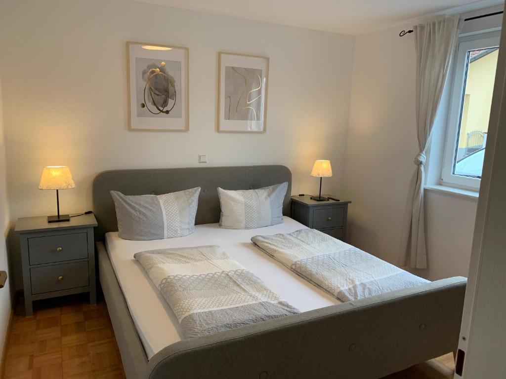 鲁斯特Ferienwohnung Elzblick的卧室内的一张带两个枕头的床