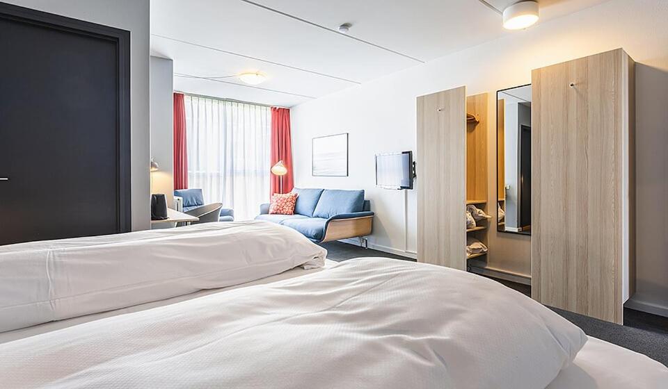 希茨海尔斯斯卡伽酒店的酒店客房设有一张大床和一张沙发。