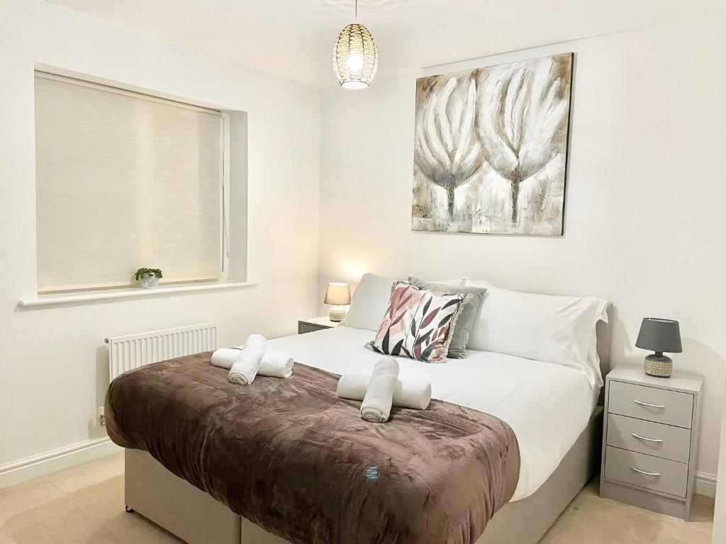 3 Bedroom home in Folkestone Cheriton, private parking in lovely location客房内的一张或多张床位