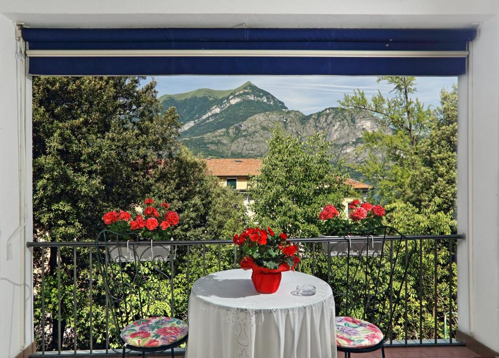 贝拉吉奥豪斯百思酒店的阳台上的花瓶桌子