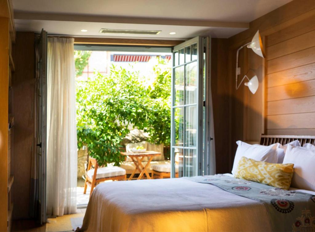 阿拉恰特奥拉夫亚酒店的一间卧室设有一张床和一个滑动玻璃门
