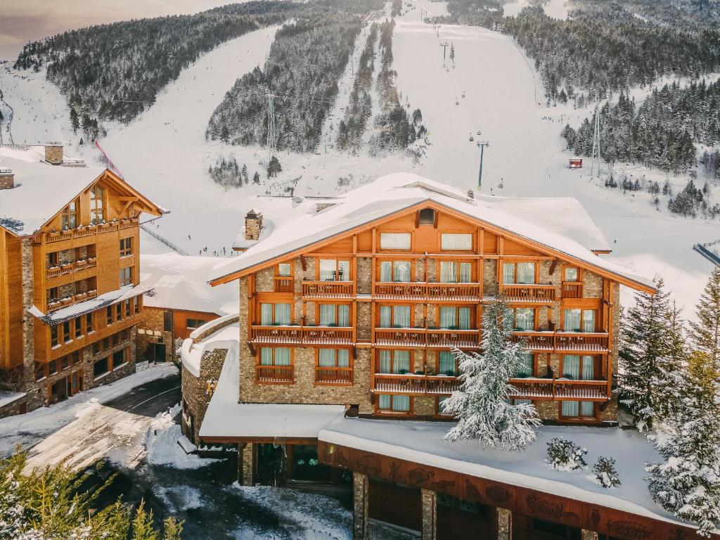 索尔德乌山村体育酒店的屋顶雪地滑雪小屋