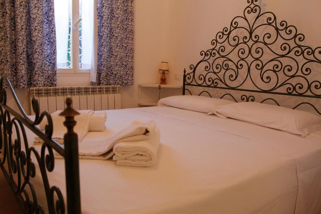 威尼斯Appartamento Redentore的卧室配有黑色和白色的床以及白色毛巾
