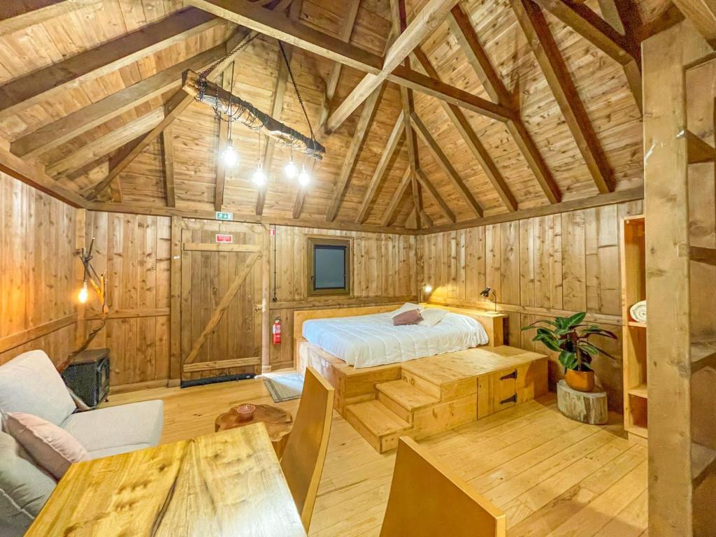 丰沙尔Mountain Eco Shelters的小木屋内的卧室配有1张床和1张桌子