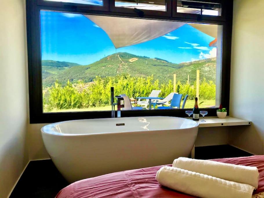 庞特维德拉Casa nueva en Vigo con Jacuzzi y chimenea的带浴缸的大窗户