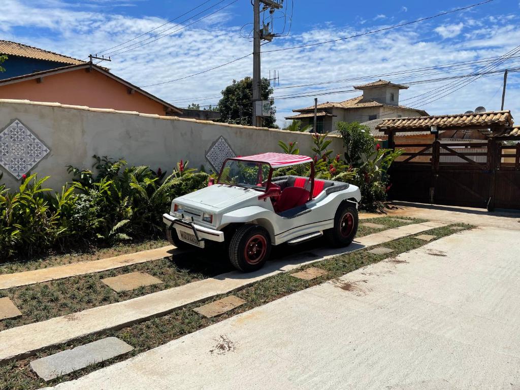 布希奥斯CASA BUZIOS PRAIA RASA的停在车道上的小型白高尔夫球车