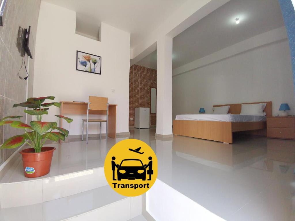 普拉亚Plateau Bedroom & Chambre - Praia Center 1的卧室配有一张床,地板上有一个黄色标志