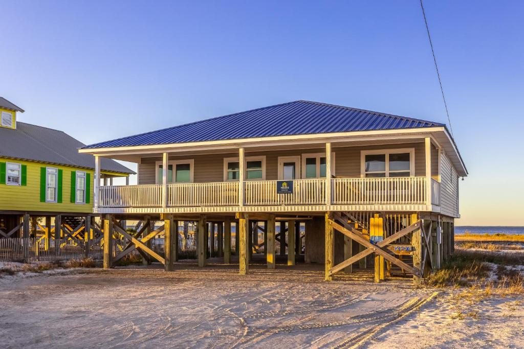 多芬岛Life's a Beach的海滩上带太阳能屋顶的房子