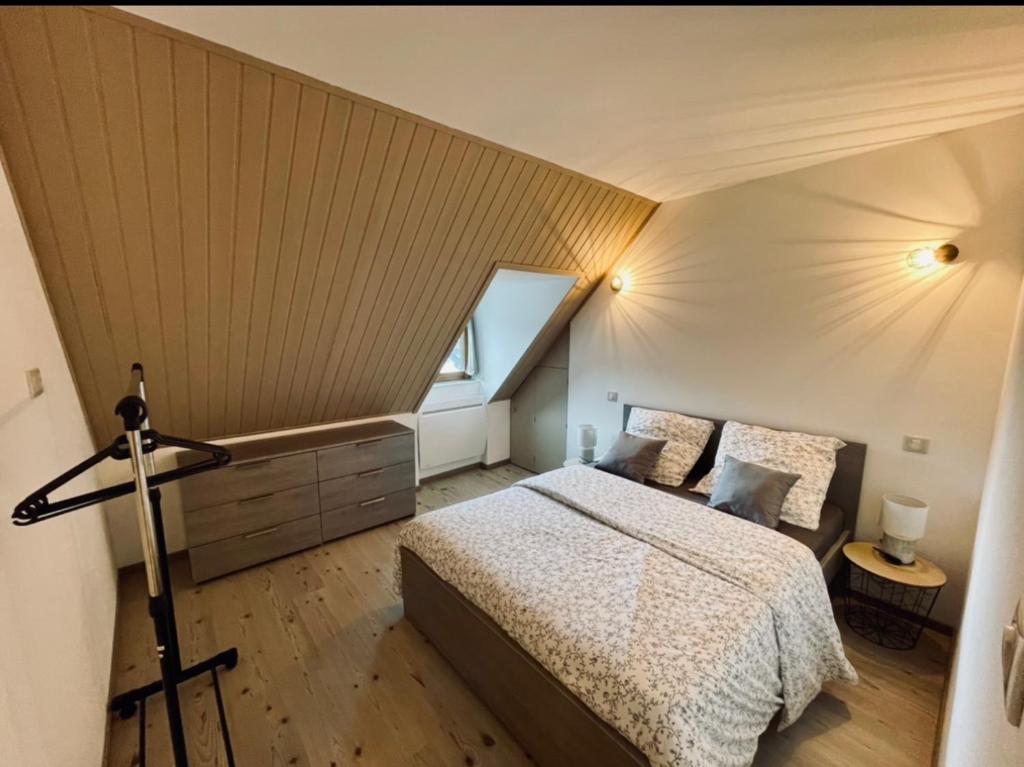 芒德Gîte de Mende的阁楼上的卧室配有一张大床