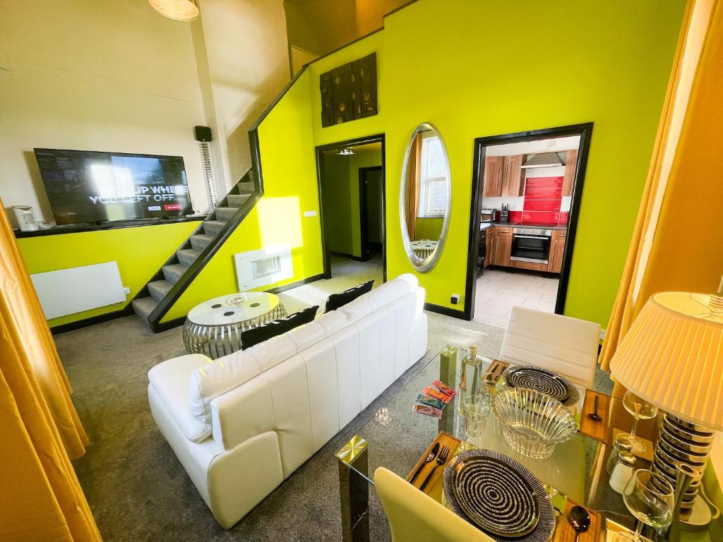 古耳PHOENIX Executive Apart-Hotel的客厅配有白色沙发和黄色墙壁