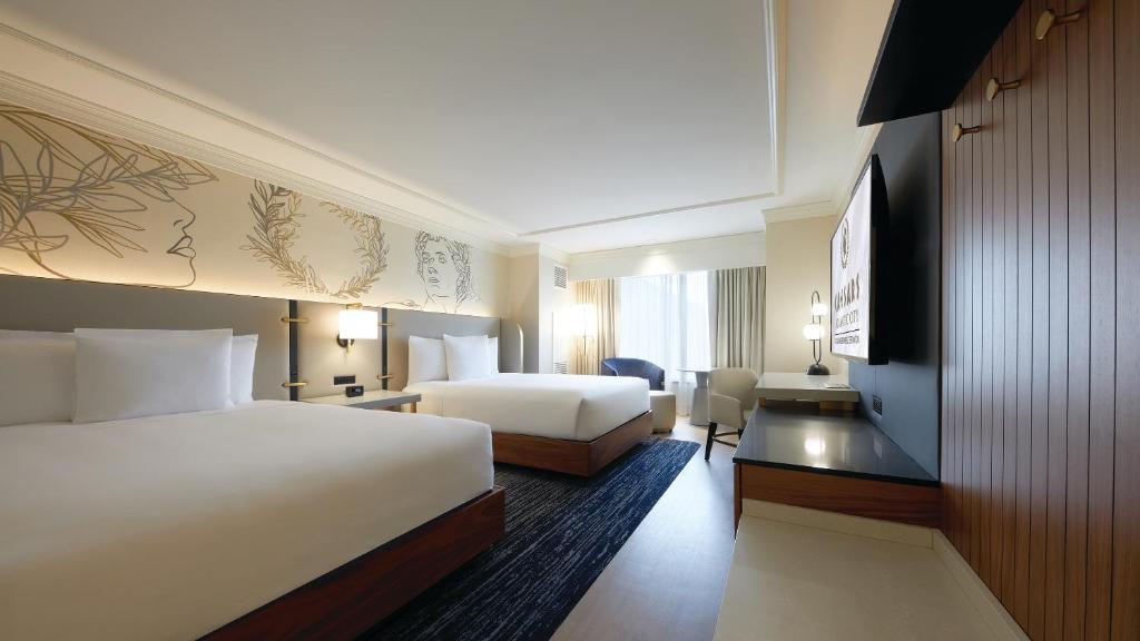 大西洋城凯撒大西洋城赌场度假酒店的酒店客房配有两张床和一张书桌