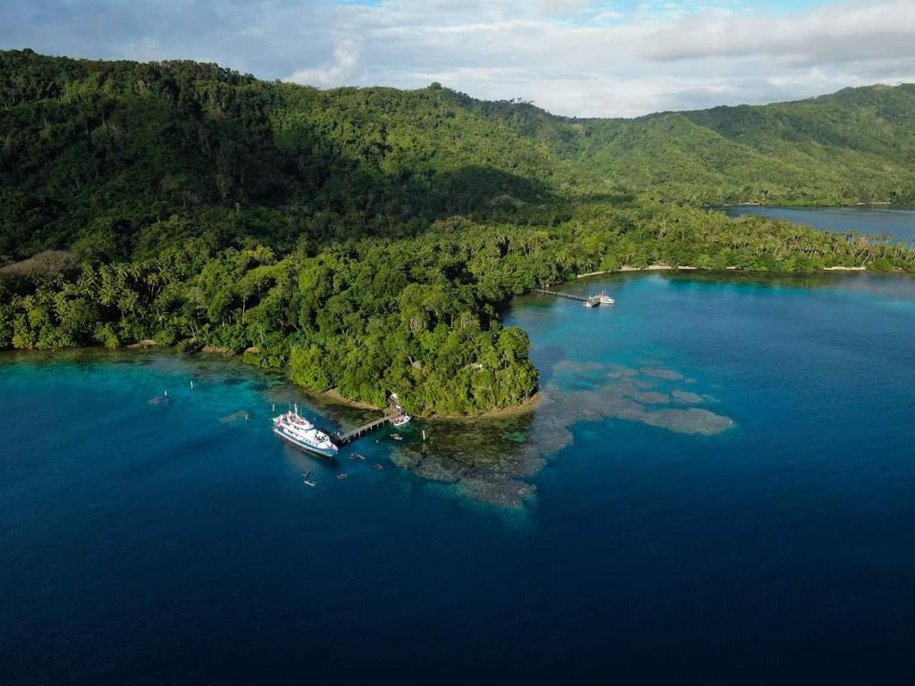 阿洛陶Tawali Leisure & Dive Resort的水中的一个岛屿