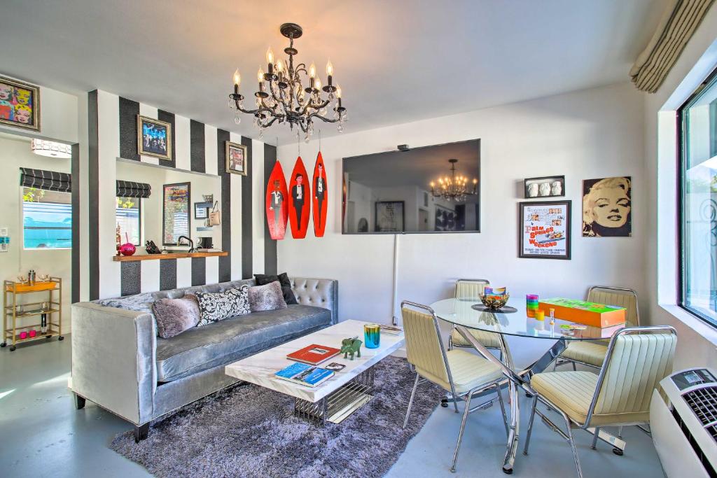 棕榈泉Resort-Style Studio with Shared Outdoor Oasis!的客厅配有沙发和桌子