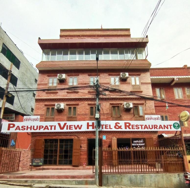 加德满都Pashupati View Hotel的前面有标志的建筑