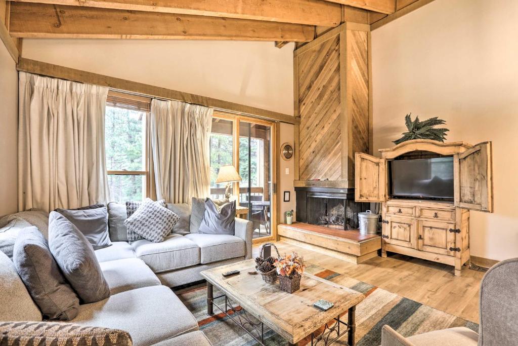 特拉基Truckee Home with 2 Balconies Less Than 1 Mi to Skiing!的带沙发和电视的客厅