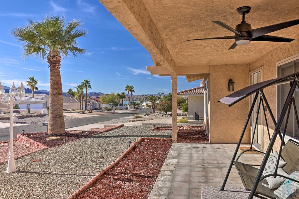 哈瓦苏湖城Lake Havasu Home with Private Patio and Views!的一个带吊扇和棕榈树的房子