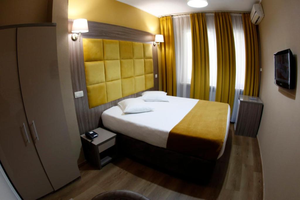 布鲁塞尔迷笛足德酒店的酒店客房,配有床和电视