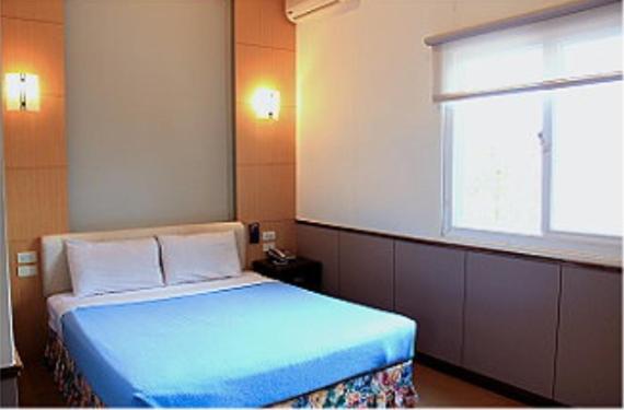 Hsin-hsien-ts'un富仙境的一间卧室配有一张蓝色的床和窗户
