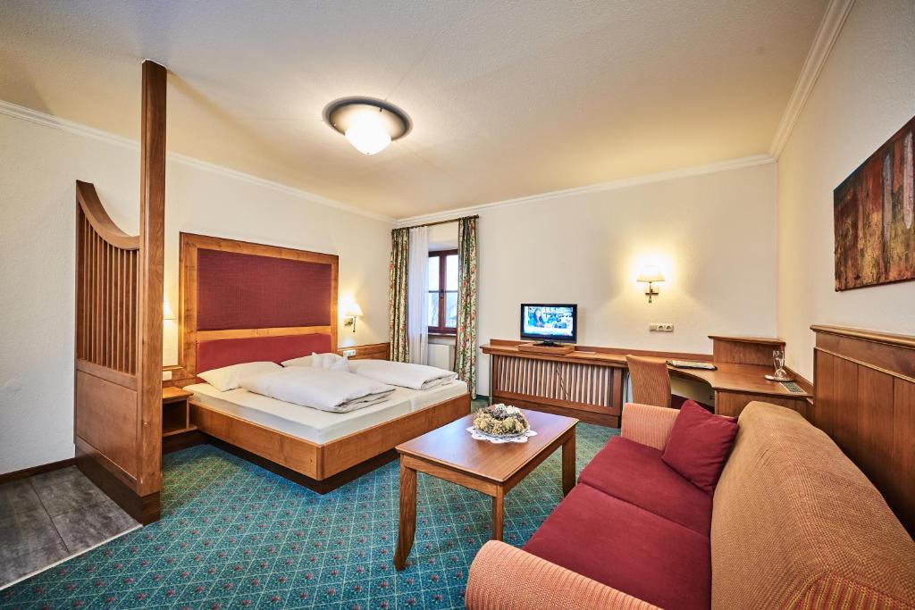 巴特克茨廷佐尔帕斯特酒店的酒店客房,配有床和沙发