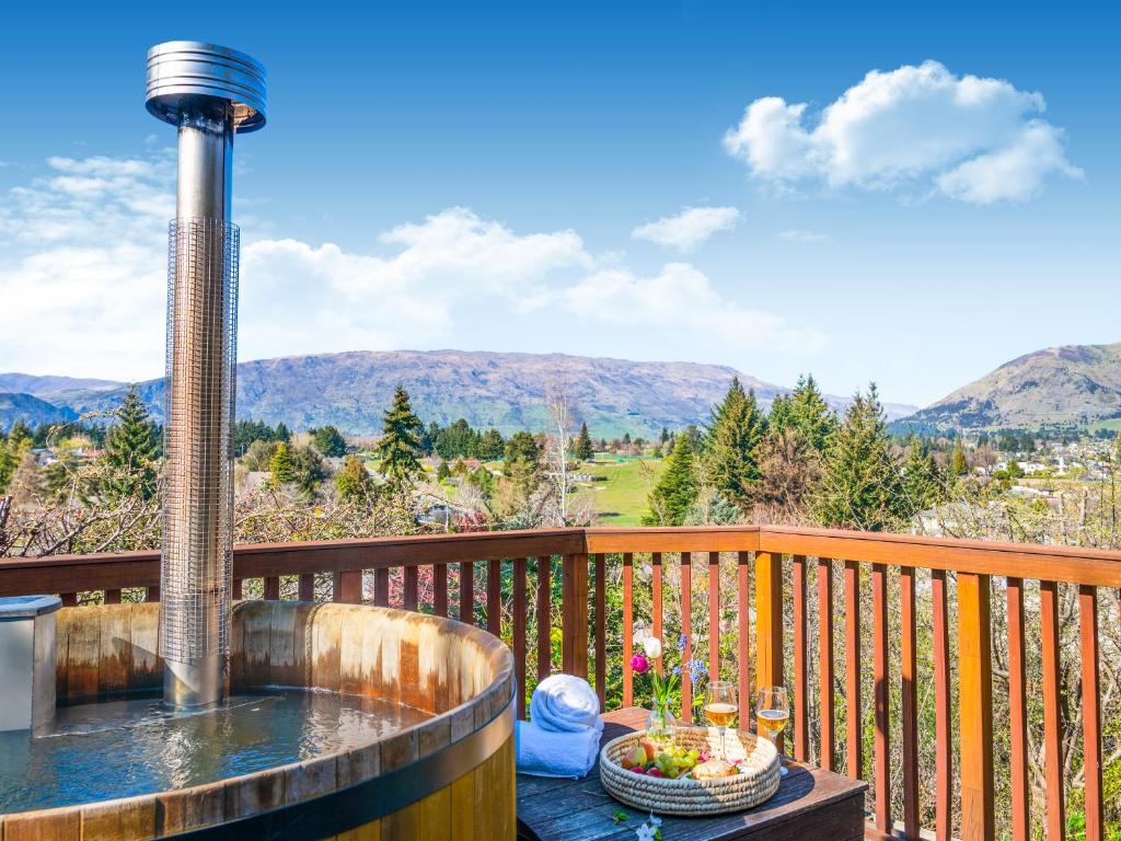 瓦纳卡阿契威汽车旅馆小屋的山景甲板上的热水浴池