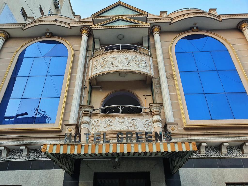钦奈HOTEL GREENS - Puratchi Thalaivar Dr M G Ramachandran Central Railway Station Chennai的一座带三扇窗户和阳台的建筑
