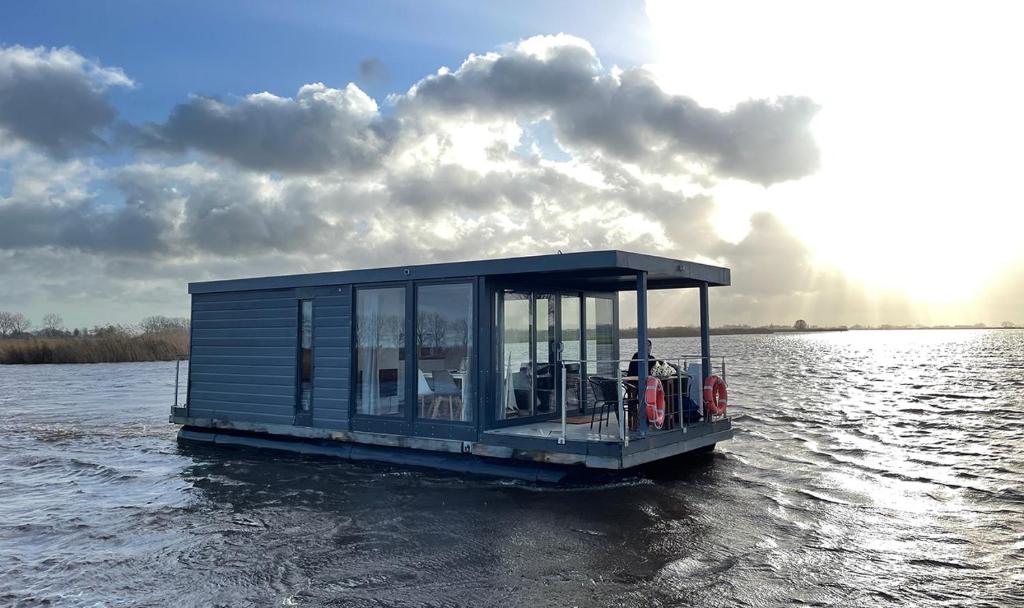 兹瓦茨勒伊斯Varend genieten op houseboats的水中小船屋