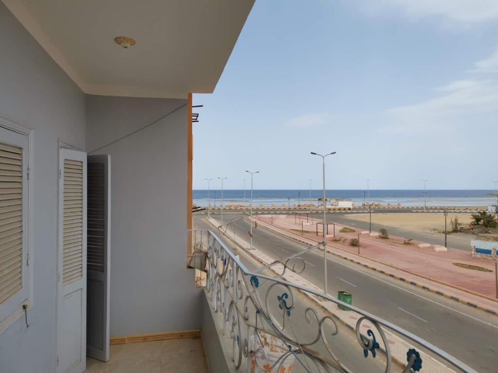 库塞尔Qussier sea view apartment的客房设有一个享有海滩美景的阳台。