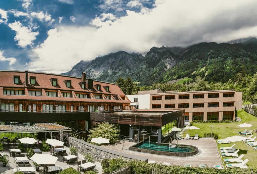 布鲁登茨巴拉兹阿尔卑斯山特拉布Spa高尔夫酒店的山前设有桌椅的酒店