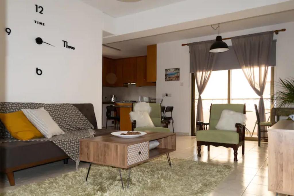 利马索尔Guest Apartments的客厅配有沙发和桌椅