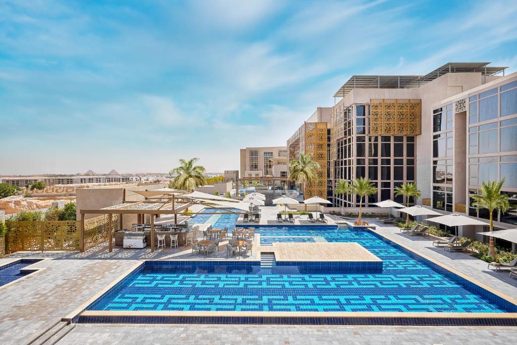 十月六日城Hyatt Regency Cairo West的享有游泳池的景色