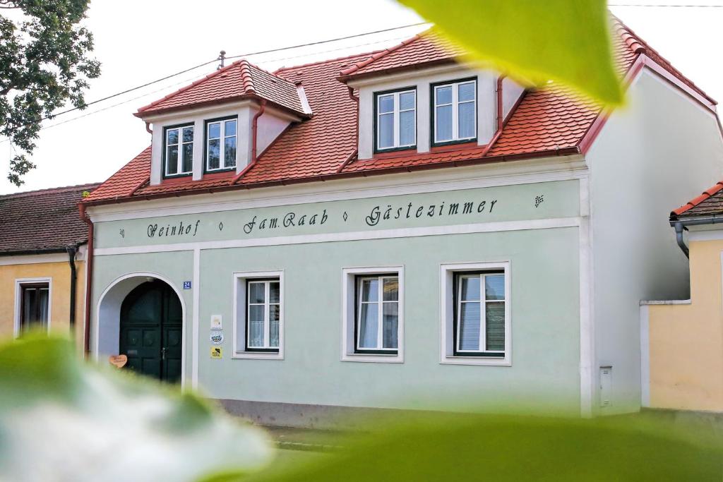 UnterretzbachWeinhof Gregor Raab的白色房子,有红色屋顶