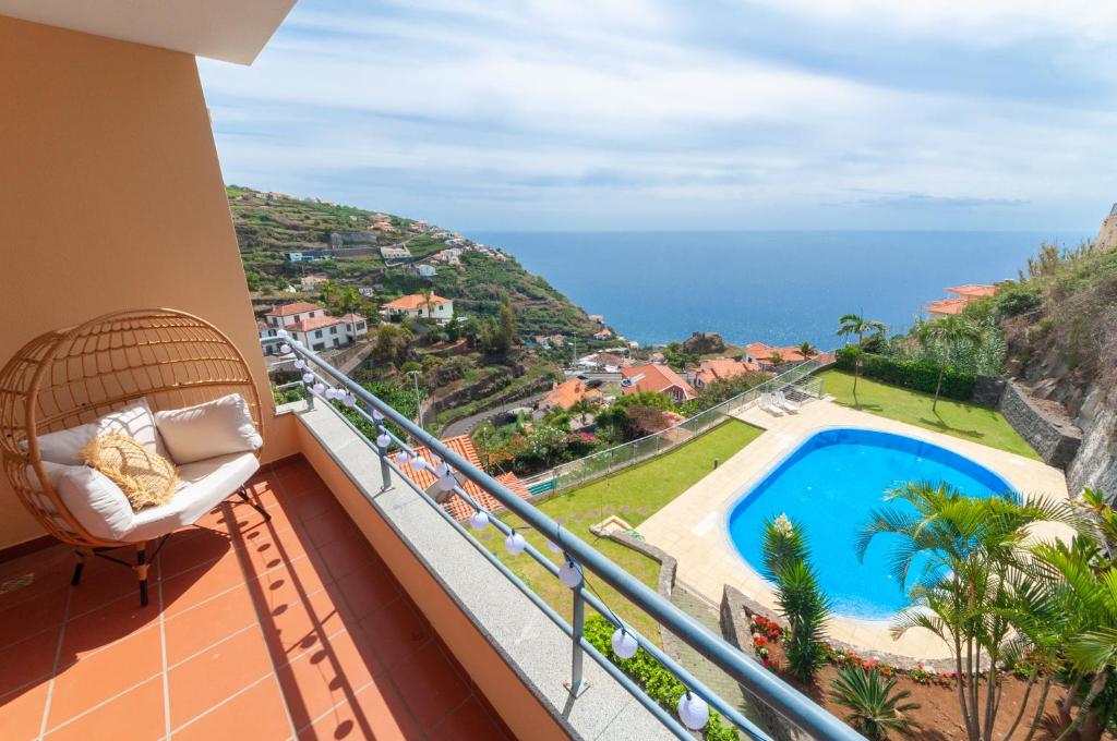 卡列塔Unique Tropical Style Penthouse with a Dreamy View - by Portugal Collection的海景阳台。