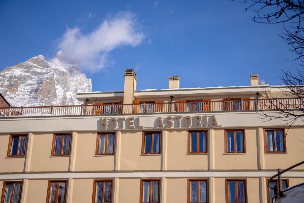 布勒伊-切尔维尼亚Hotel Astoria的樱花酒店,背景是一座山