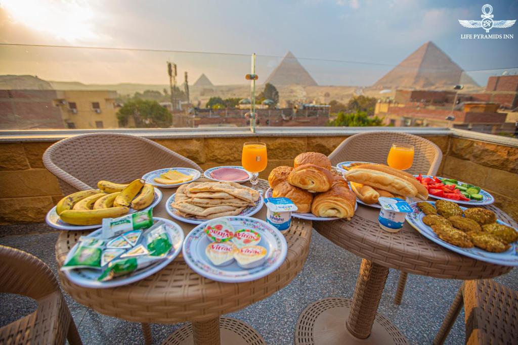 开罗Life Pyramids Inn的阳台上摆放着食物的桌子