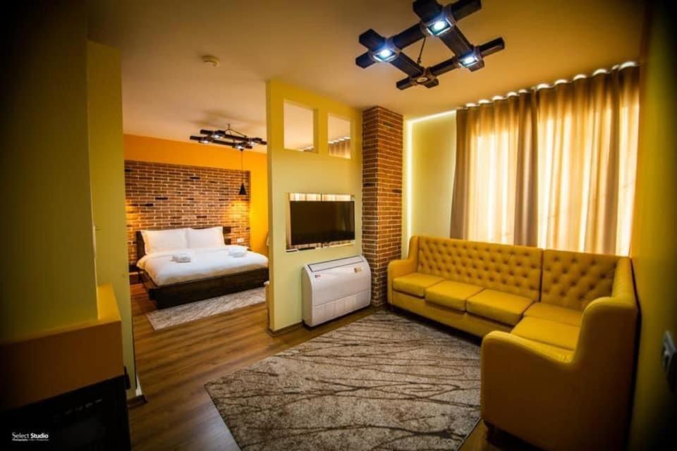 戈里察Hotel Restorant Delisia的客厅配有沙发和1张床