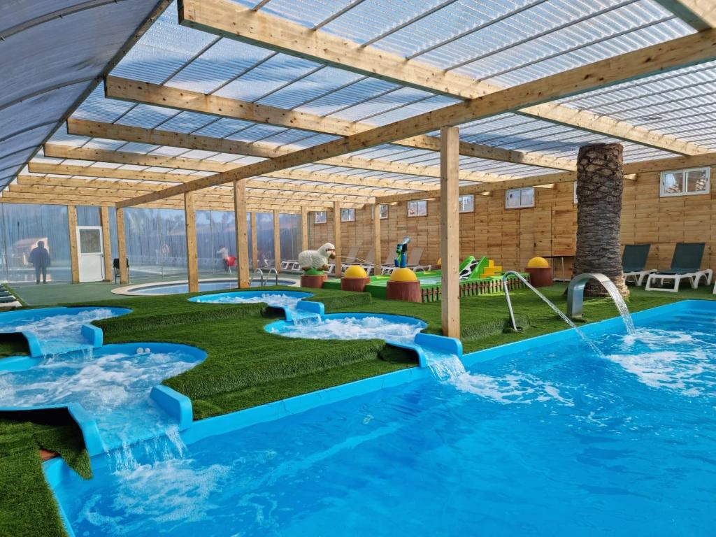 塔拉戈纳Mediterrani Natura Spa Resort的中间设有2个滑梯的大型游泳池