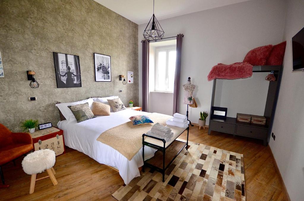苏特里Goose House Luxury Holiday Home的一间卧室配有一张大床和镜子