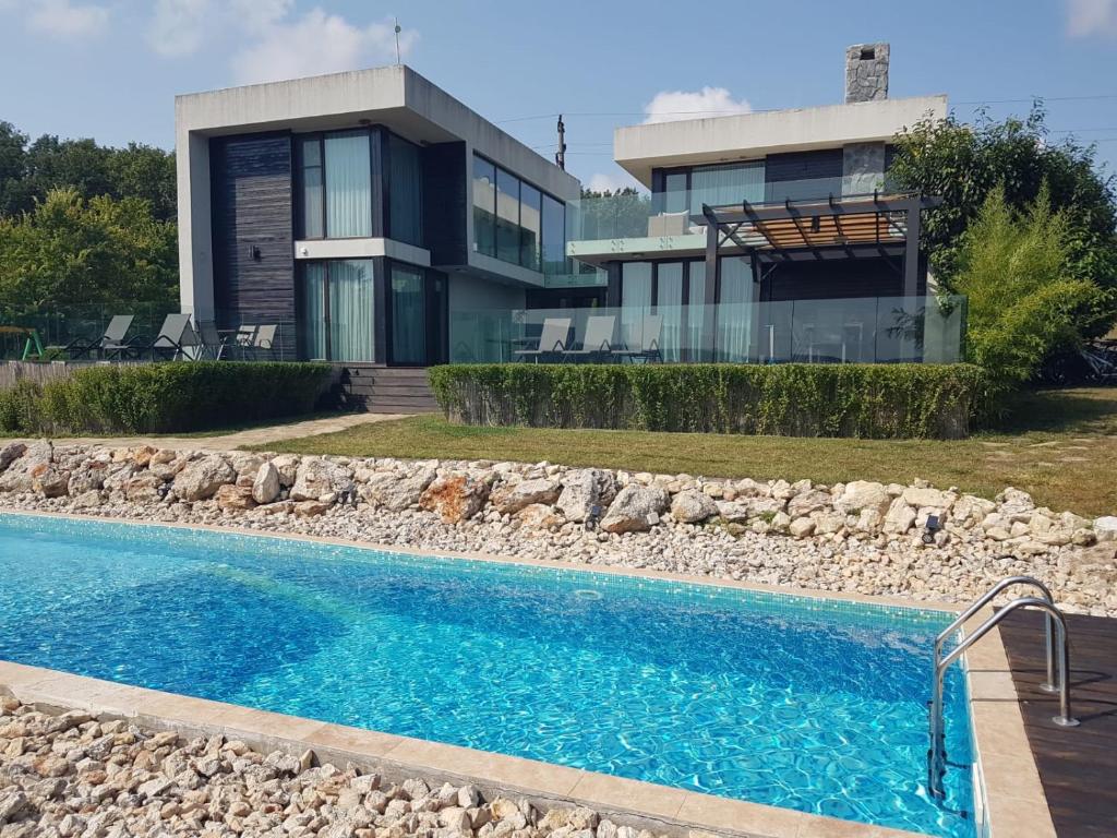 OsenovoZlaten Briz Villa的房屋前有游泳池的房子