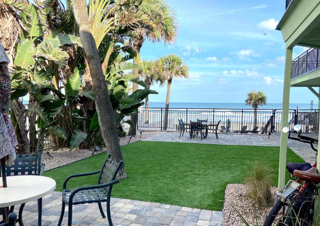代托纳海滩Organic Beach Retreat的一个带草坪的海景庭院