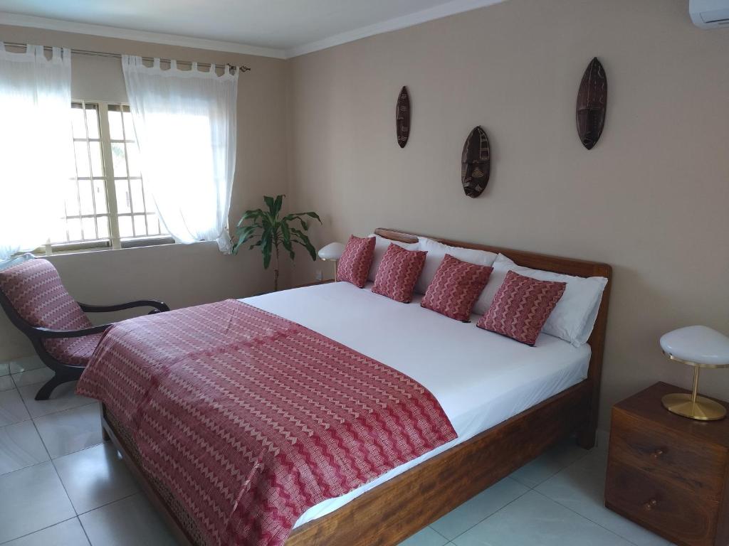 弗里敦Cole Street Guesthouse的一间卧室配有一张带红白毯子的床
