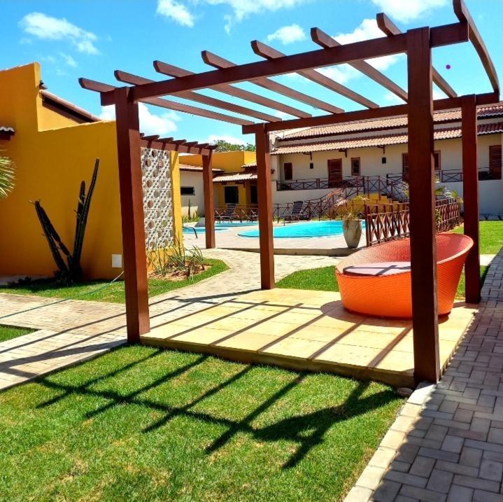 圣米格尔-杜戈斯托苏Pousada Império的庭院里的木凉亭,带游泳池