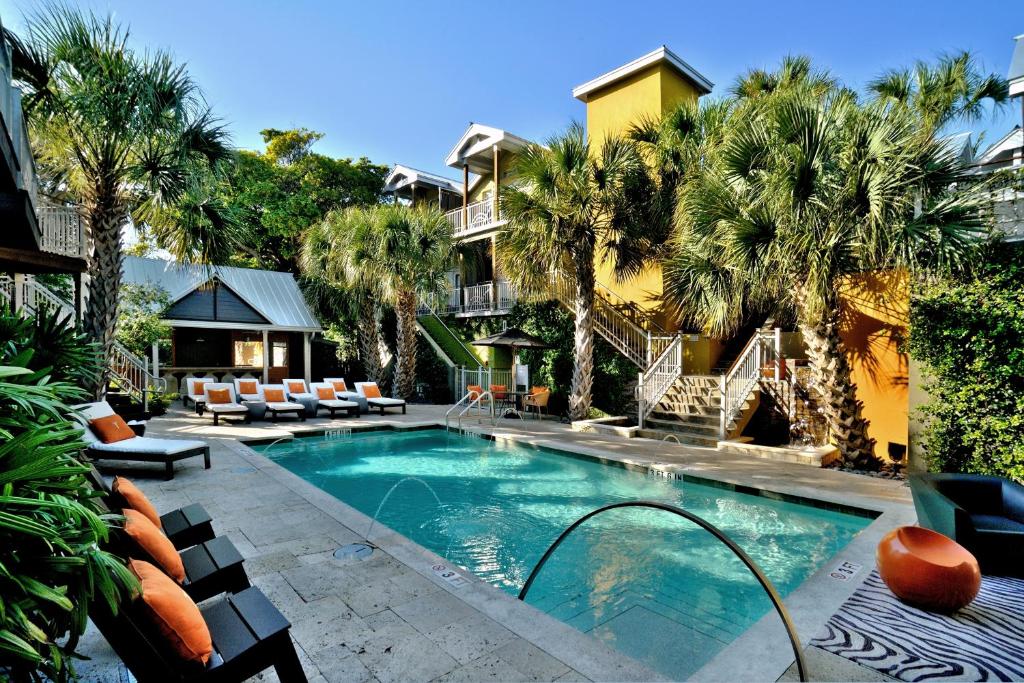 基韦斯特杜鲁门酒店的一座棕榈树游泳池和一座建筑