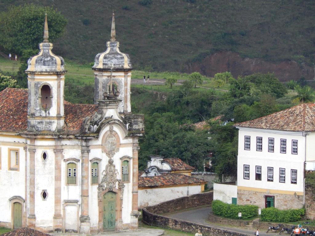 欧鲁普雷图Pouso dos Sinos的一座拥有两座塔楼和一座教堂的古老建筑